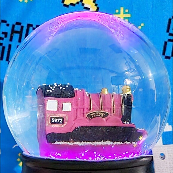 Harry Potter Hogwart's Express 5927 Light up LED RGB Collectible Snow Globe NWT - Picture 3 of 10
